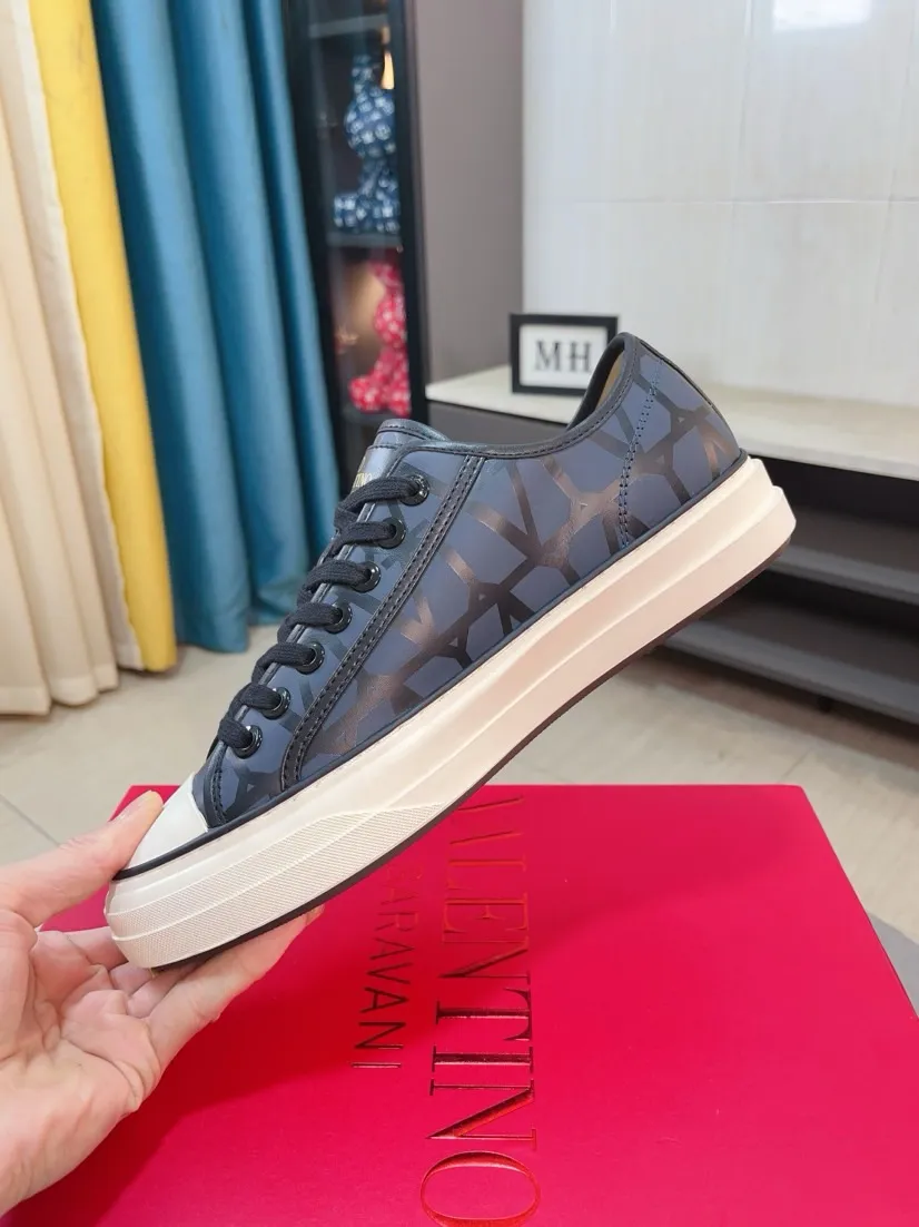 Men's shoes 💰500🌸🌸[Valentino] Couple model, official website 1:1 replica, fashionable casual men's shoes 🔜The upper is made of imported high-quality original special upper sheepskin lining, the upper foot is very stylish, personalized fashionable rubber wear-resistant outsole, size: 35-44 (45 can be customized)